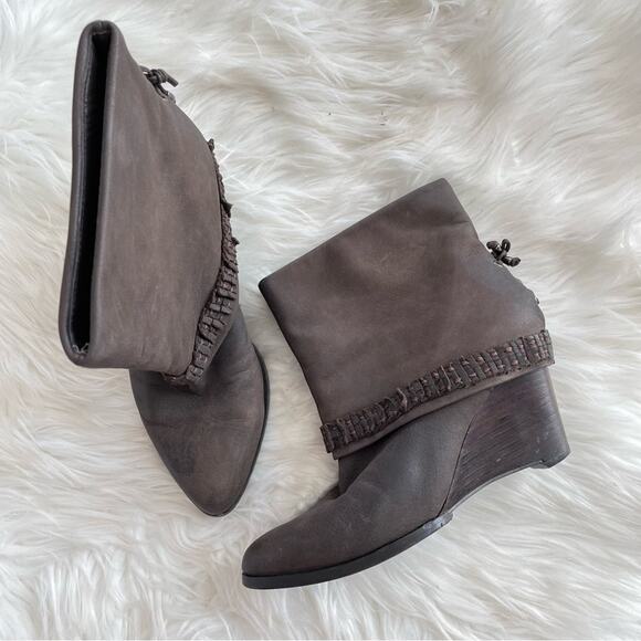 B. Makowsky | Women’s Brown Suede Addison Ankle Booties Boots Wedge Heel Pull-On - Picture 1 of 11